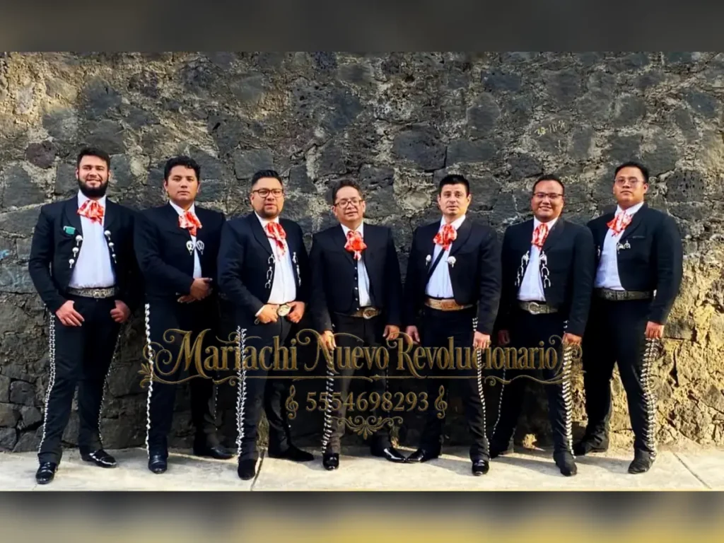 Grupo de siete mariachis con trajes negros frente a un muro de piedra en CDMX