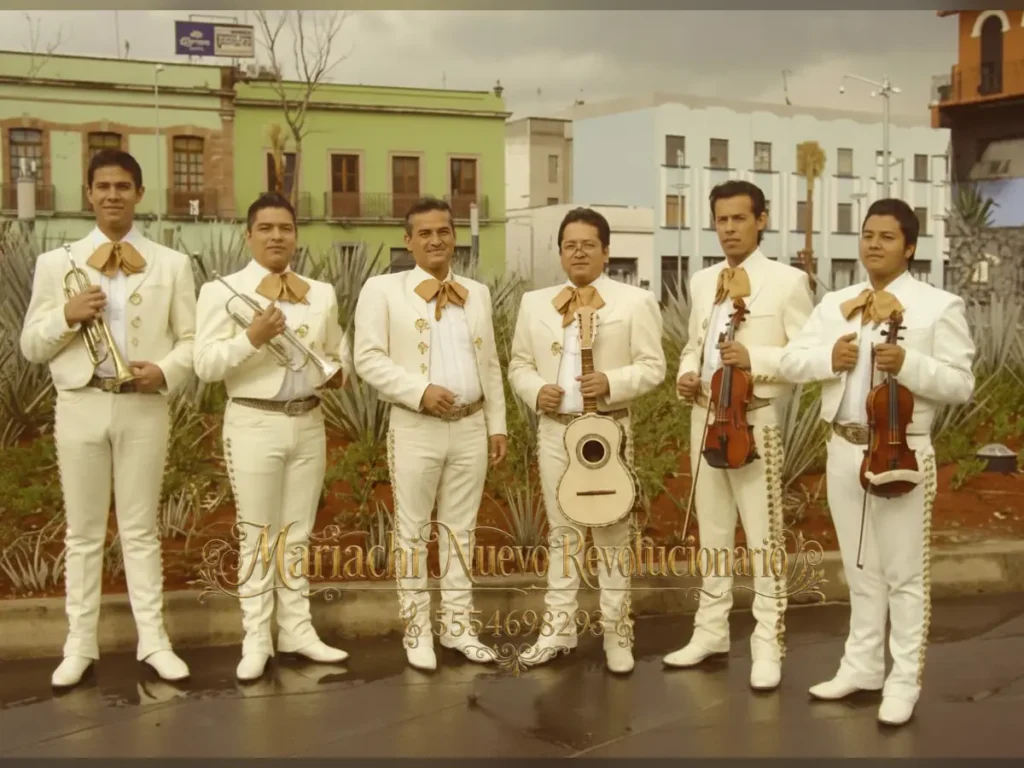 Grupo de seis músicos con trajes de mariachi blancos posando con sus instrumentos
