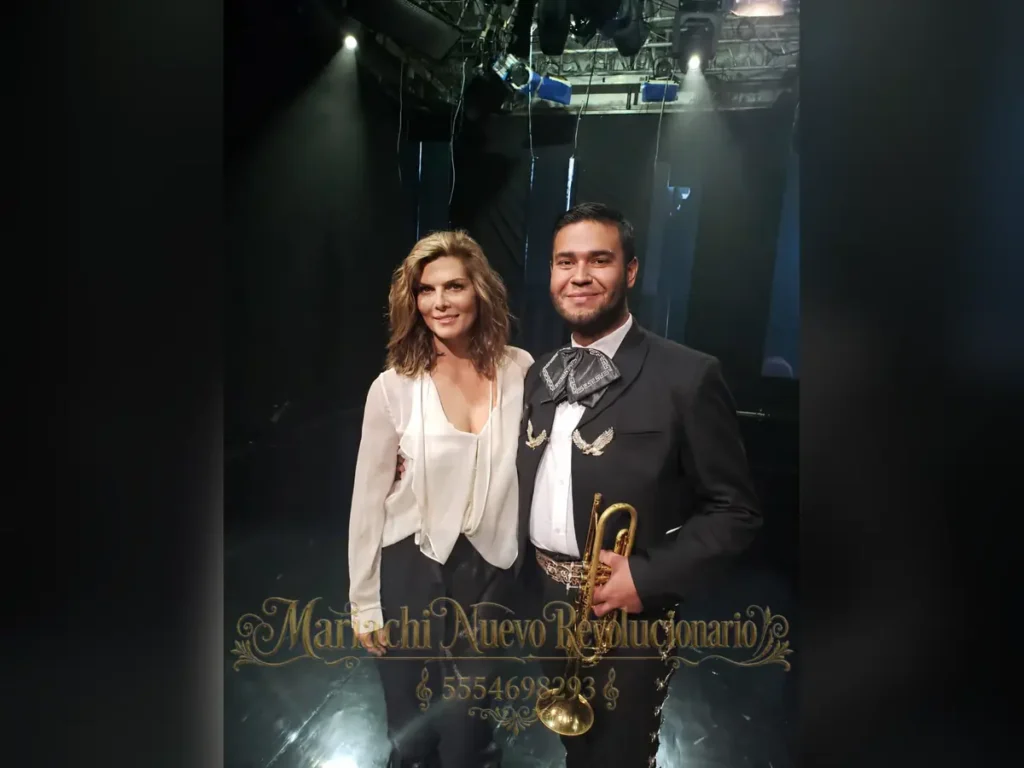 Trompetista de mariachi con traje negro durante una presentación especial