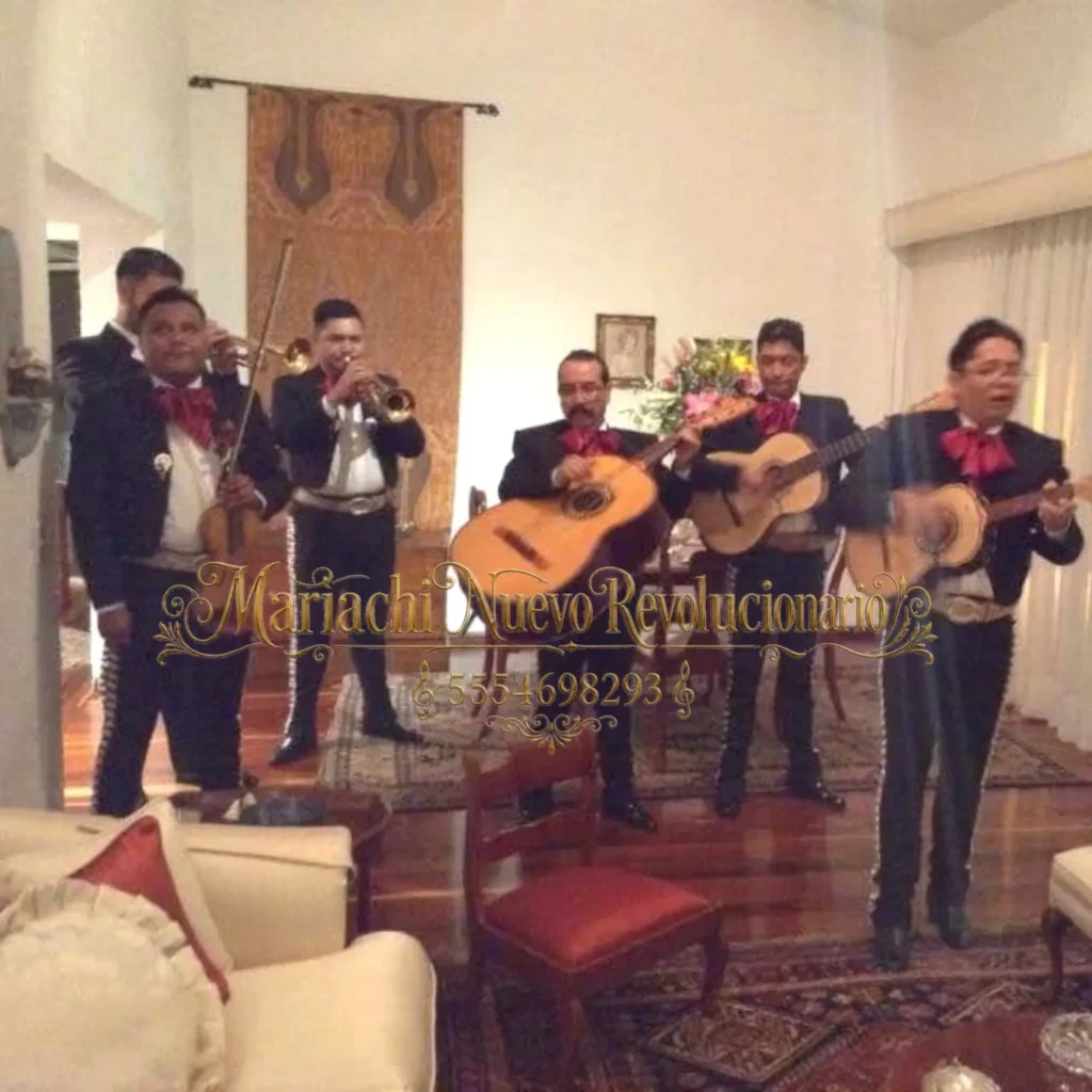 Grupo de mariachis en Benito Juárez durante una serenata en casa