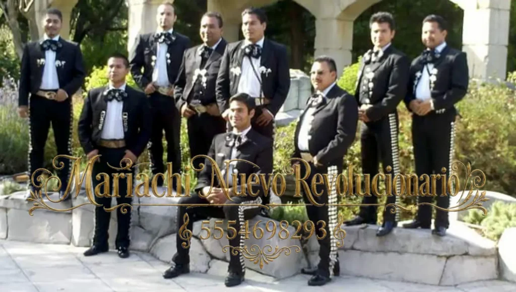 Grupo de mariachis con traje negro durante una presentación al aire libre
