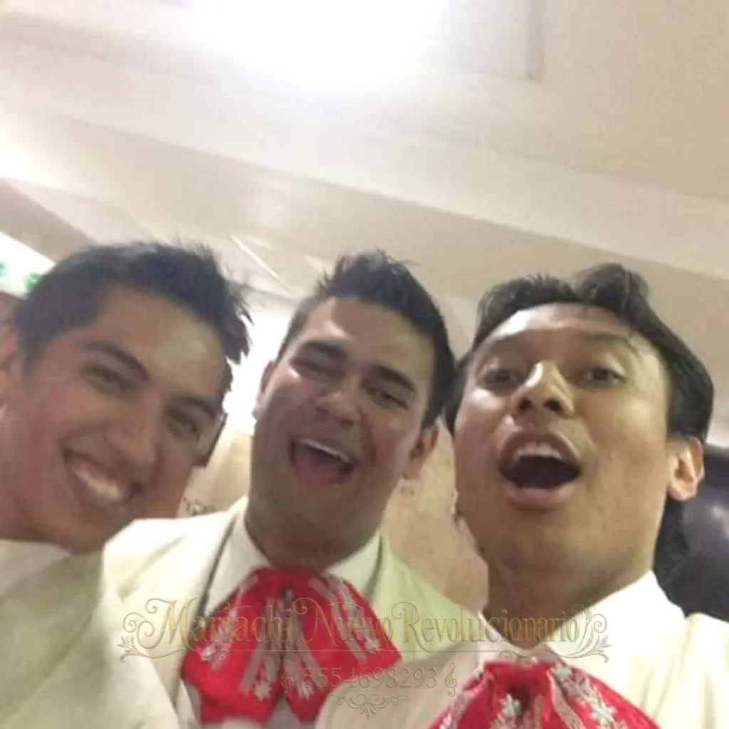 Integrantes de mariachi durante un evento